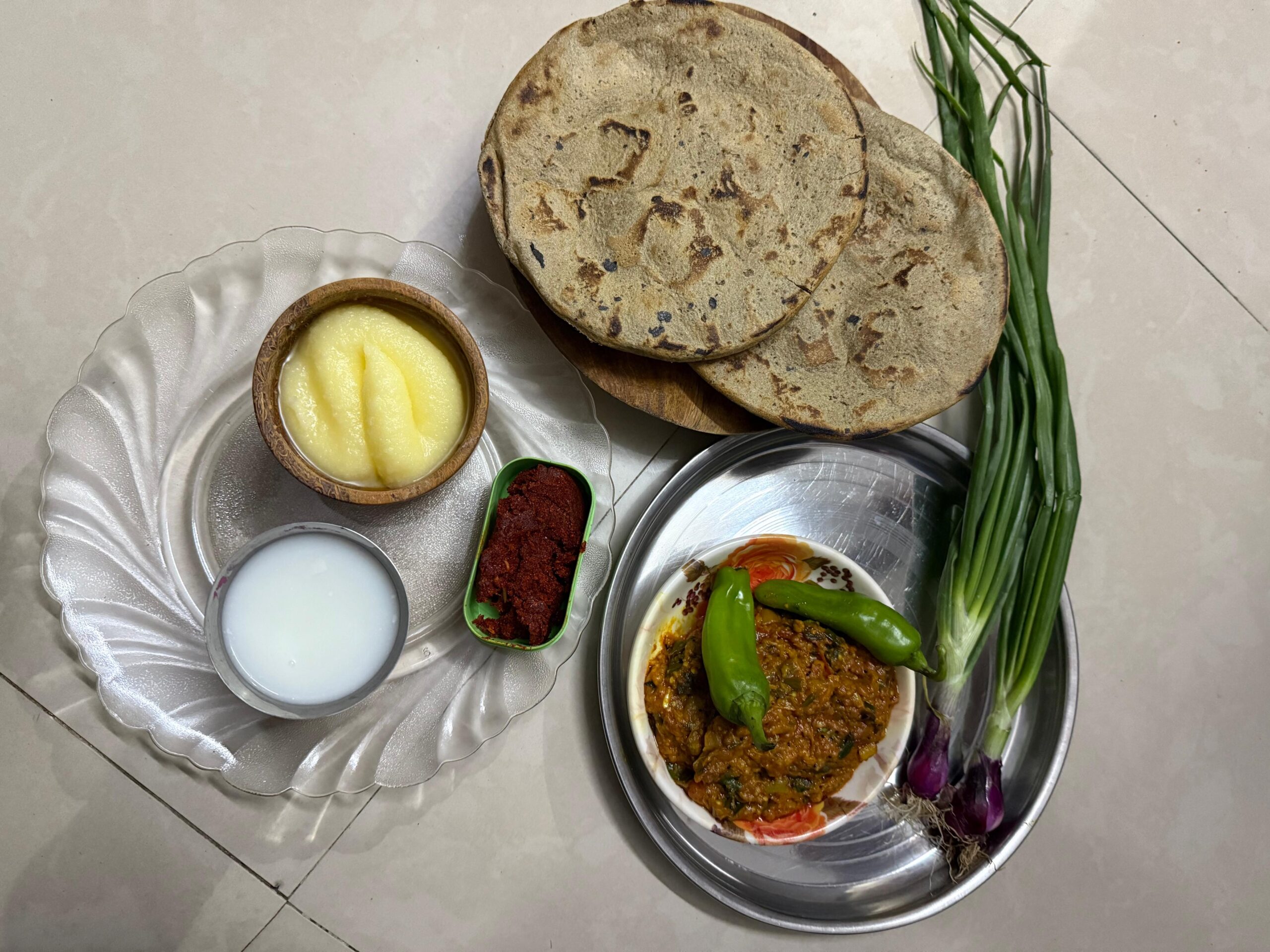 બાજરી રોટલો + રીંગણ ભરથુ + છાસ + લસણ ચટણી